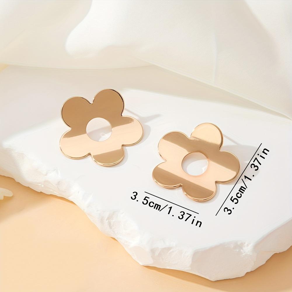 Simple metal mirror stud earrings, sweet and cool personality, simple and cold retro hollow golden flower earrings for women