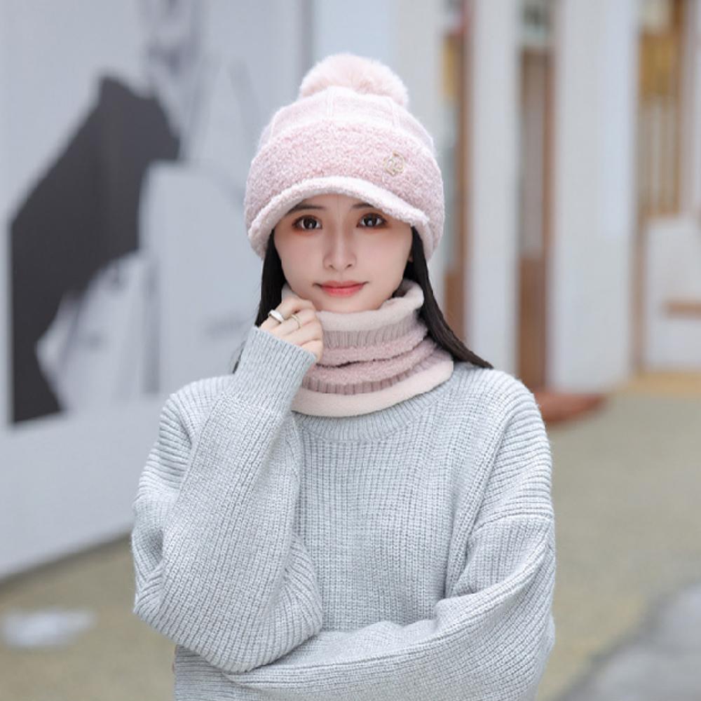 Cappello invernale da donna in poliestere con pelliccia sintetica e ponpon
