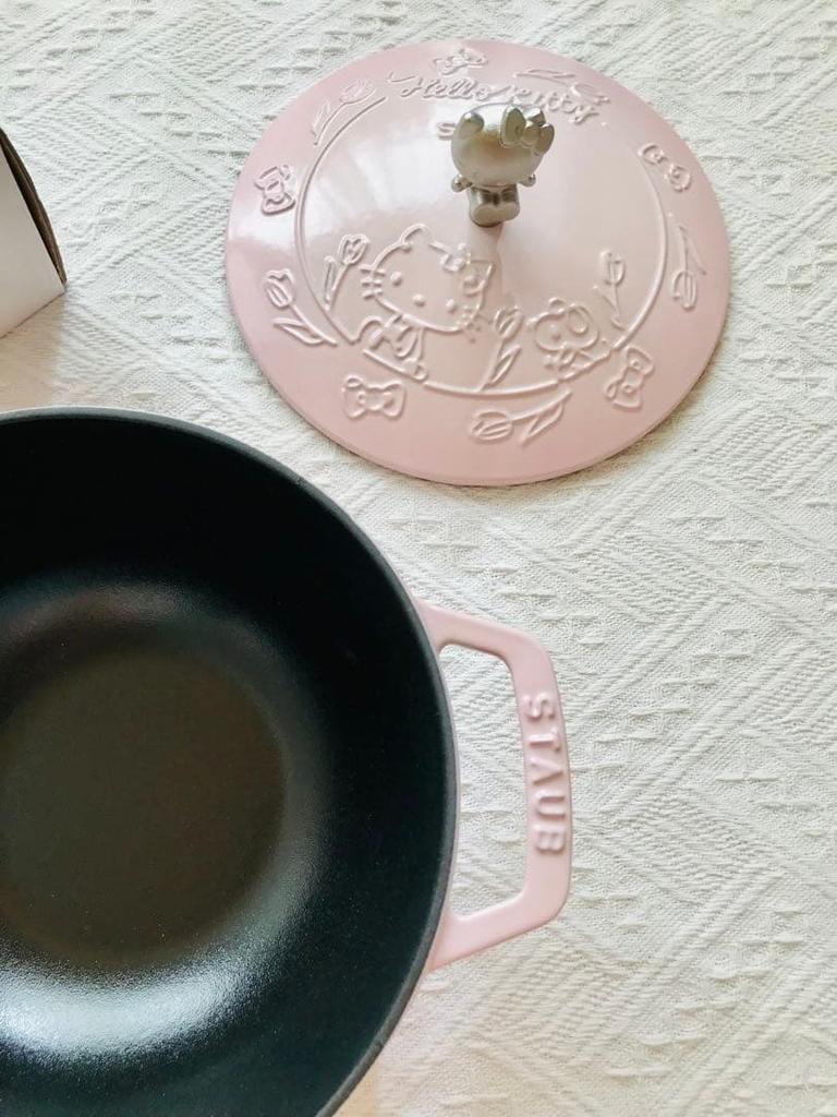 STAUB X Hello Kitty Wa-NABE Limited 20cm Sorbet Rose Pink Cast Iron Brand