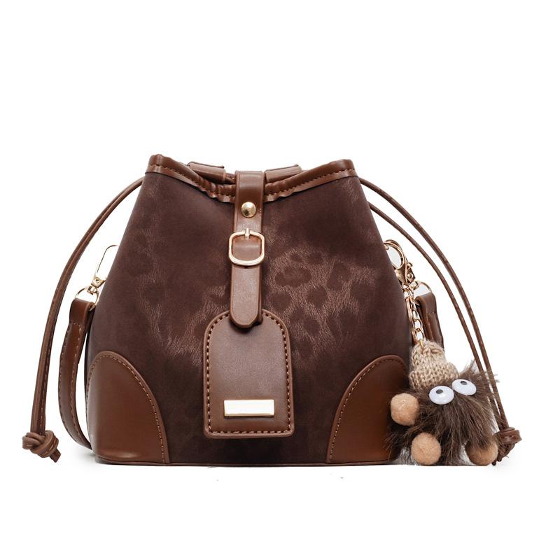 

High-end fashion bucket bag women s 2025 autumn and winter new popular foreign versatile shoulder bag trendy messenger bag no pendant темно-коричневого