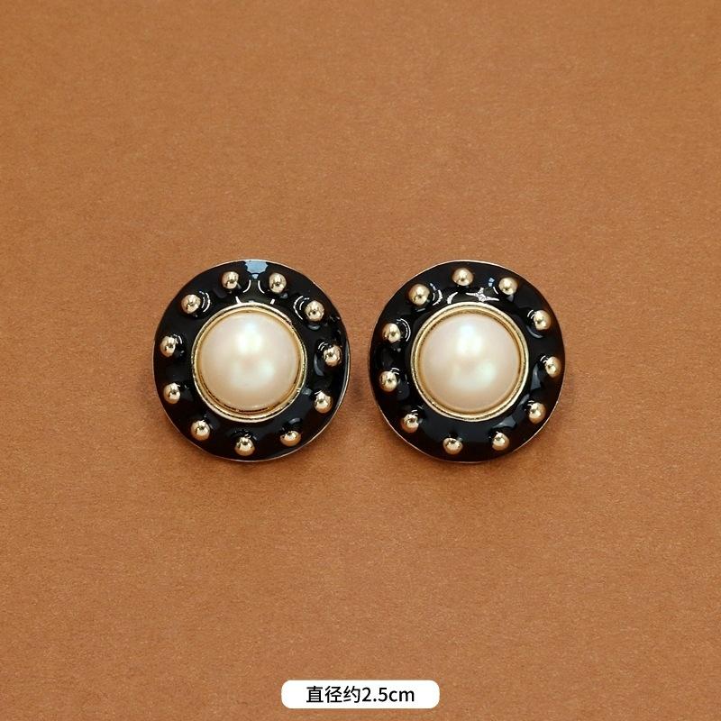 Autumn and winter niche French retro court enamel stud earrings femininity fashionable personality exaggerated Hong Kong style small fragrant ear
