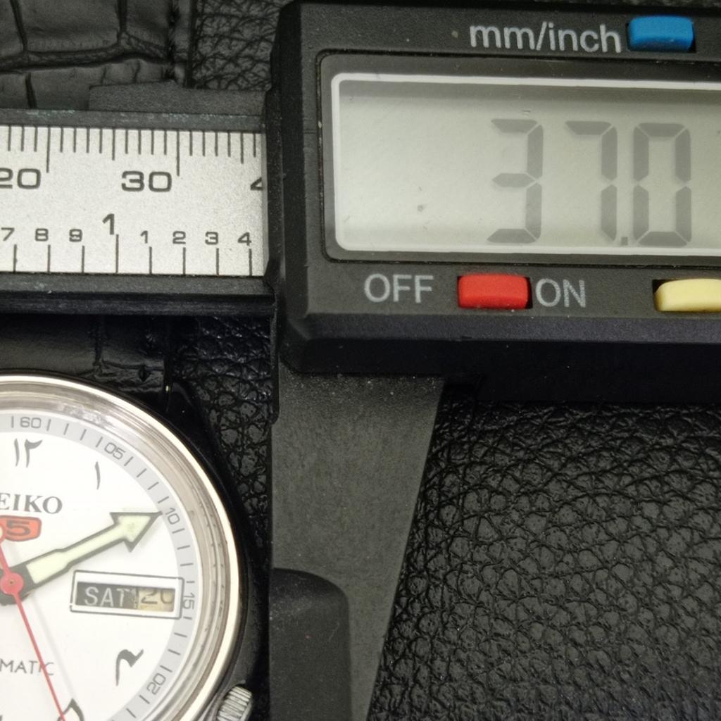 AUTOMATIC VINTAGE SEIKO 5 JAPAN 7005A MENS ARABIC WHITE DIAL WATCH A702440-5 R124-a702440