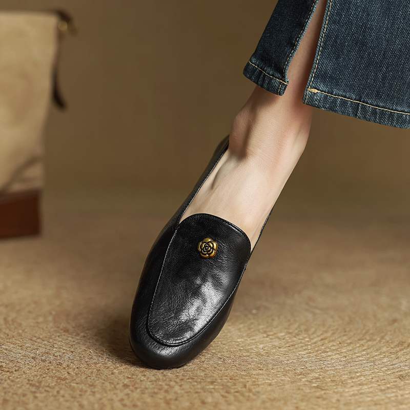 Krazing Pot Sheepskin Fashion Summer Spring Autumn Summer Slip on Women Round Toe Med Heels Metal Flowers Pleated Style Loafers