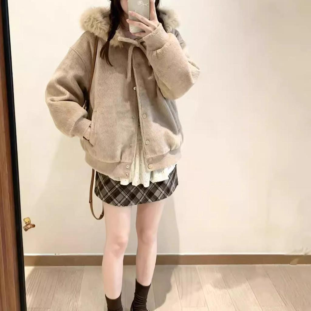 Cappotto di lana da donna con cappuccio, colletto in pelliccia e cinturino a fiocco