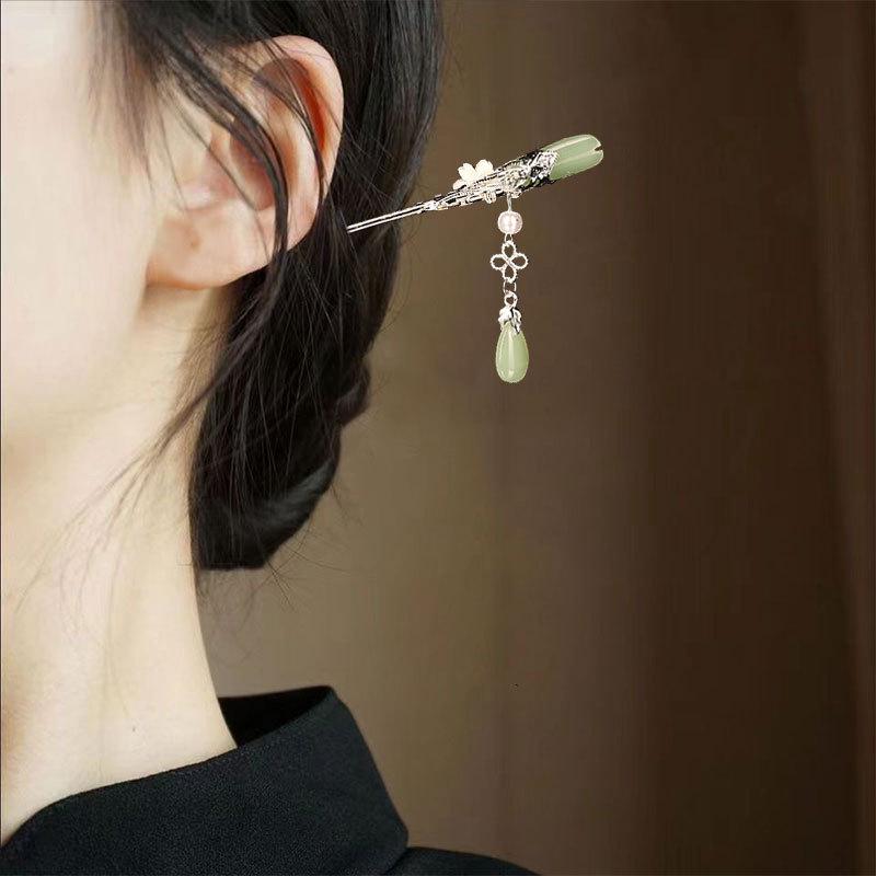 Diamantbesetzte Haarnadel mit Lotusquaste: Eleganter chinesischer Stil mit Perlenblumen- und Friedensschloss-Design, perfekt für Frauen.