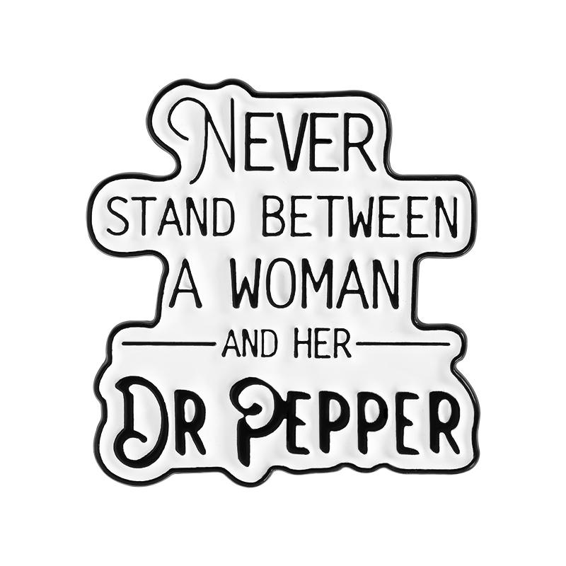 

НИКОГДА НЕ СТОЙТЕ МЕЖДУ ЖЕНЩИНОЙ Эмалевые Значки На Заказ Креативные Цитаты Броши Нагрудные Значки Одежда Ювелирные Изделия Подарок для Друзей