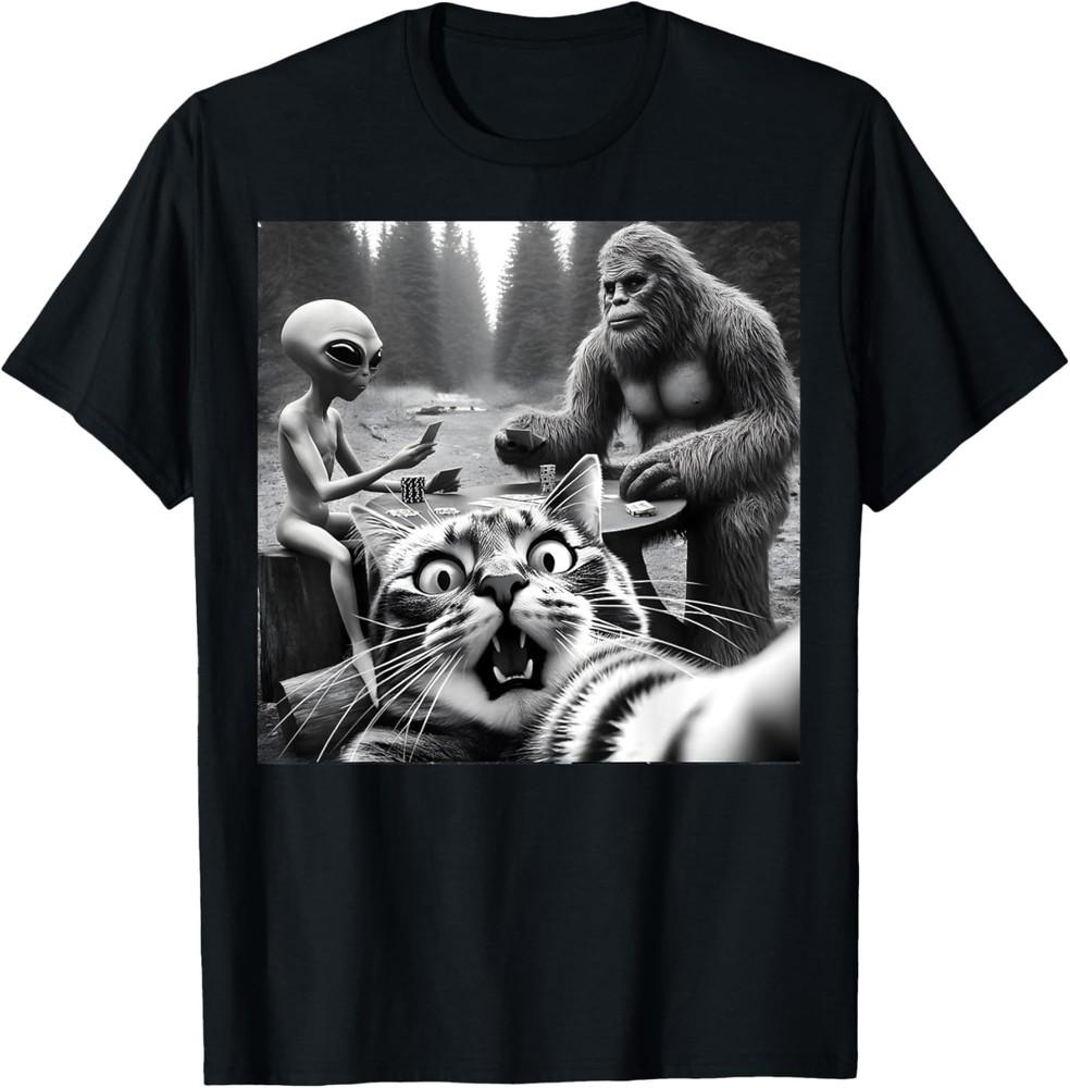 Sasquatch Bigfoot Alien Funny Surprised Scared Cat Selfie T-Shirt