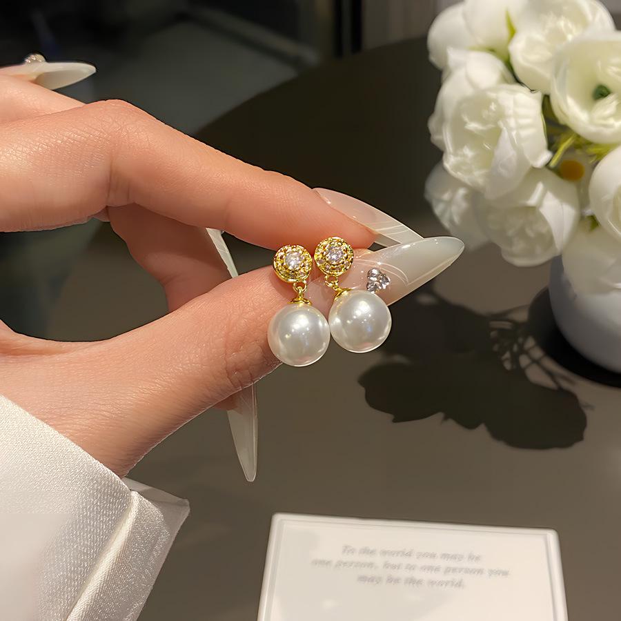 Elegant French Imitation Pearl Earrings for Women - Versatile, Fashionable, High-End, and Exquisite Trendy Drops with a Sweet Temperament.