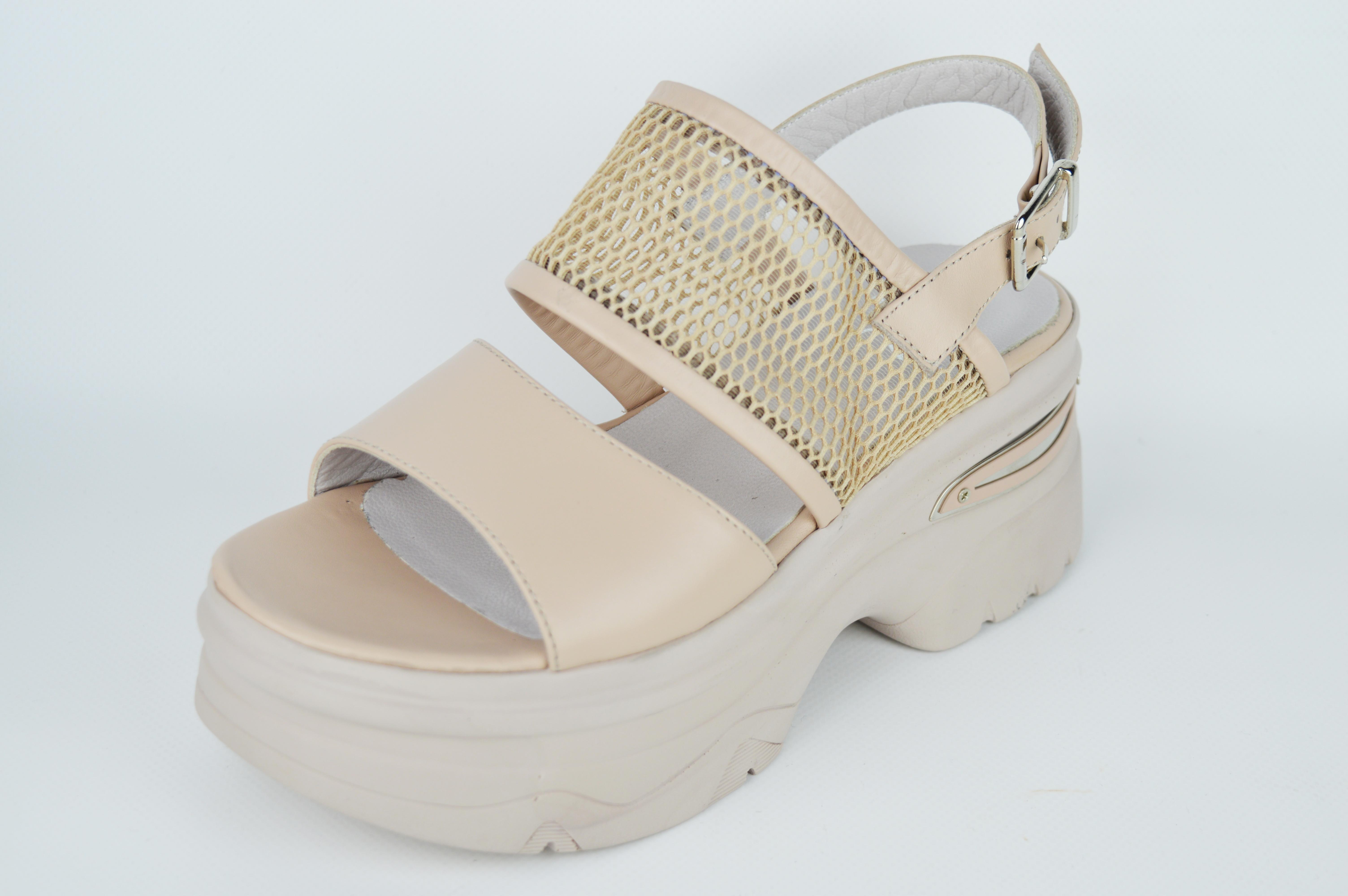 

Босоніжки на танкеті Aquamarin 1200 36 37 бежевий