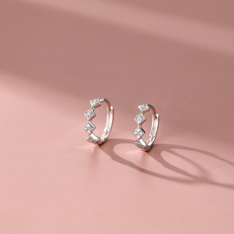 

925 Sterling Silver Petite Inlaid Zircon Geometric Rhombus Earrings for Women Simple Temperament Ear Jewelry Wholesale серебряный