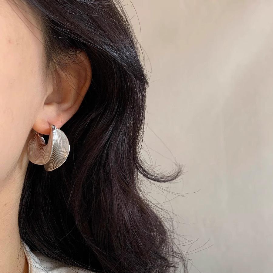 Simple Arc Earrings Female Tide Personality Cow Horn Ear Buckle Texture Earrings Niche Retro Senior Sense Elegant Accessories Classic Casual Jewelry