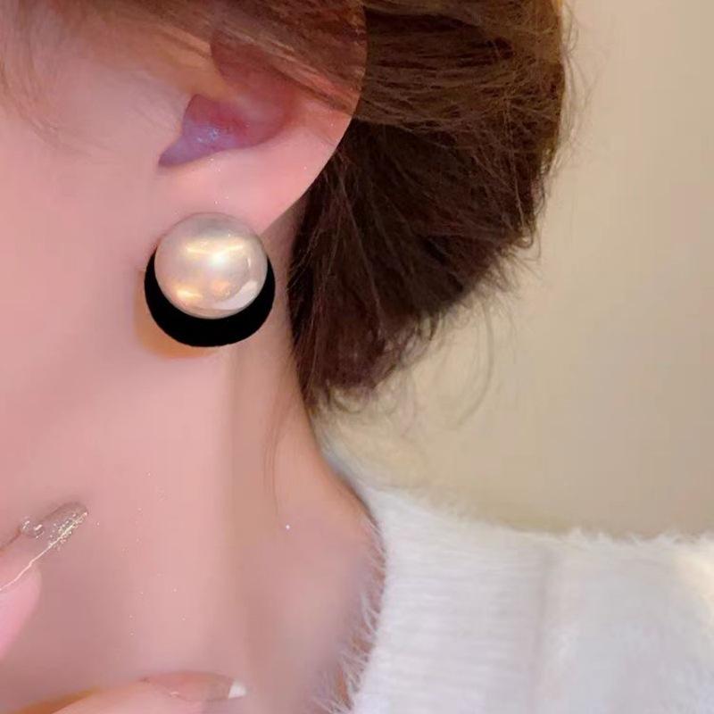 Natural red light luxury pearl round stud earrings retro simple fashion versatile earrings high sense earrings