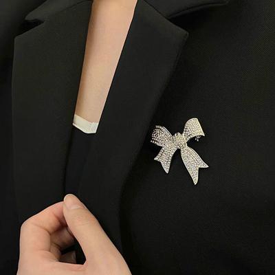 Bowknot Brooch Female Rhinestone High -End Brooch High -End Silk Scarf Buckle Retro Pin Clothing Accessories