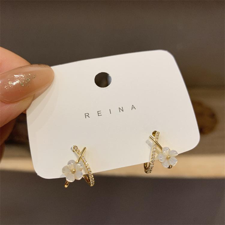 

Korean version of shell flower earrings women s niche design sense high-end stud earrings New trendy silver needle earrings