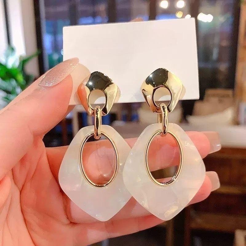 French high-end geometric rhombus earrings for women s new temperament exaggerated personalized earrings fashionable retro Hong Kong style earrings белый
