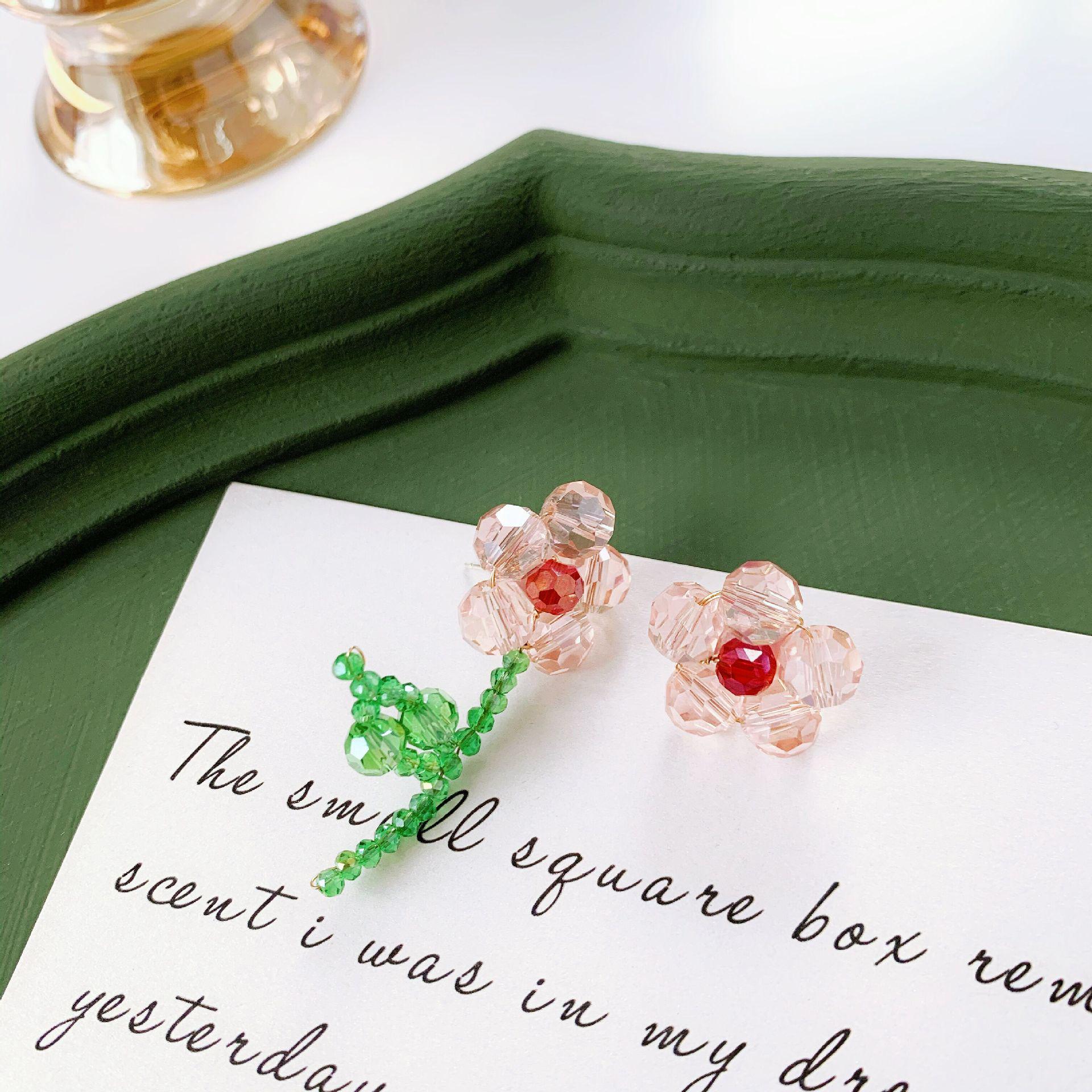 

Асимметричные серьги-цветы из плетеного бисера с красными и зелеными кристаллами, игла из серебра 925 пробы