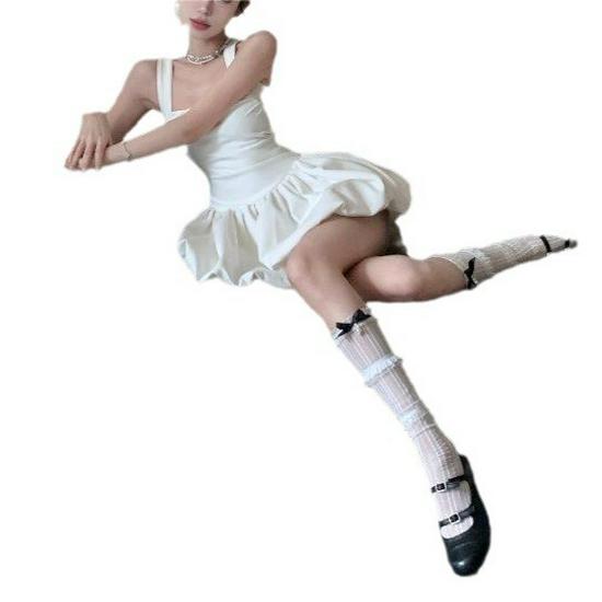 Malé bílé šaty na ramínka s francouzskými nabíranými rukávy - Sladká a pikantní krátká sukně