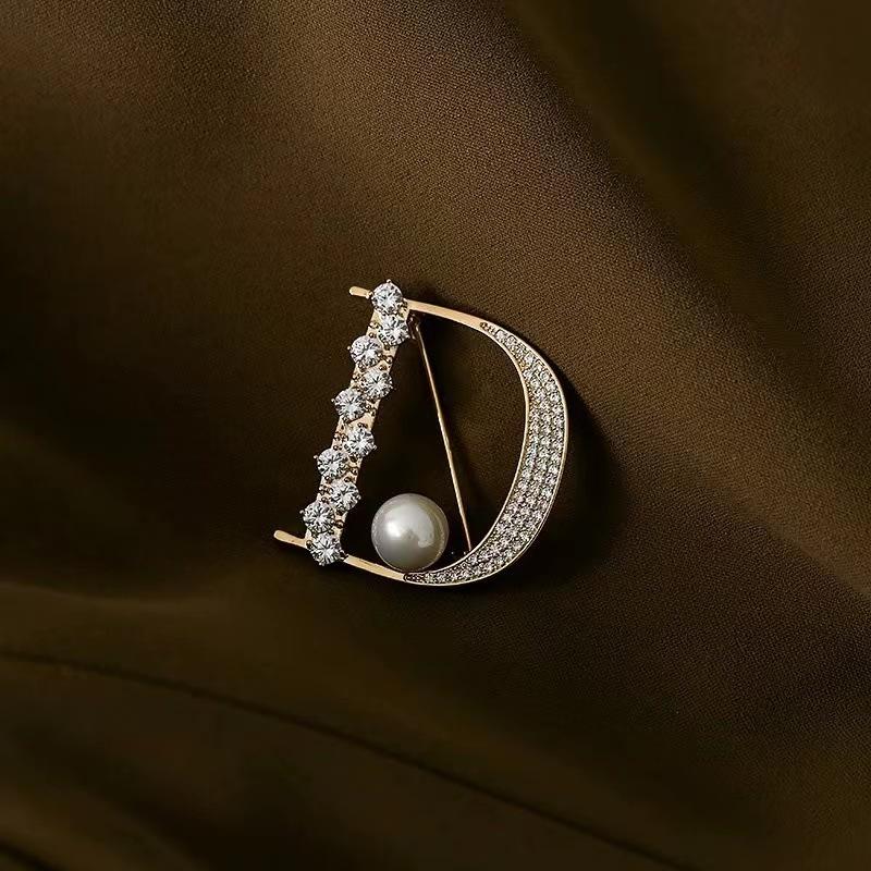 New Model Letter D Brooch - High-end, Exquisite, Simple Corsage with Anti-glare Silk Scarf Clasp and Pin.