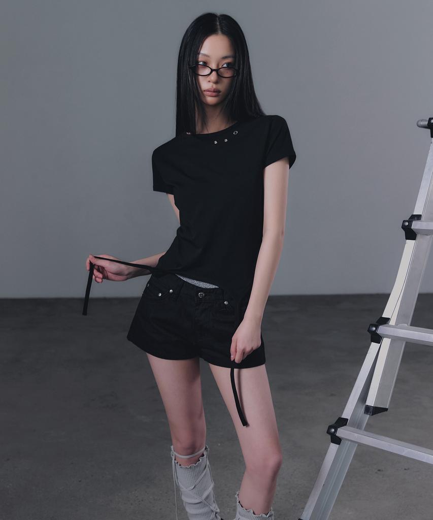 Geulouhaideu Z'Al Eyelet Strap Slit Short Sleeve T-Shirt_Black