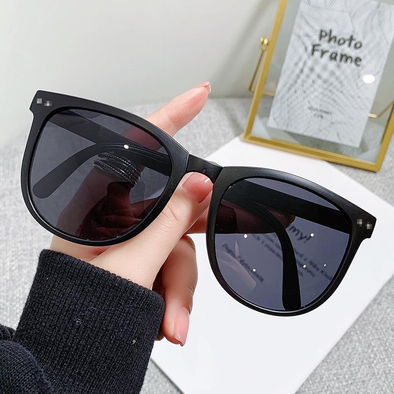 New folding sunglasses female Internet celebrity polarized sunshade sunglasses men's air cushion glasses case