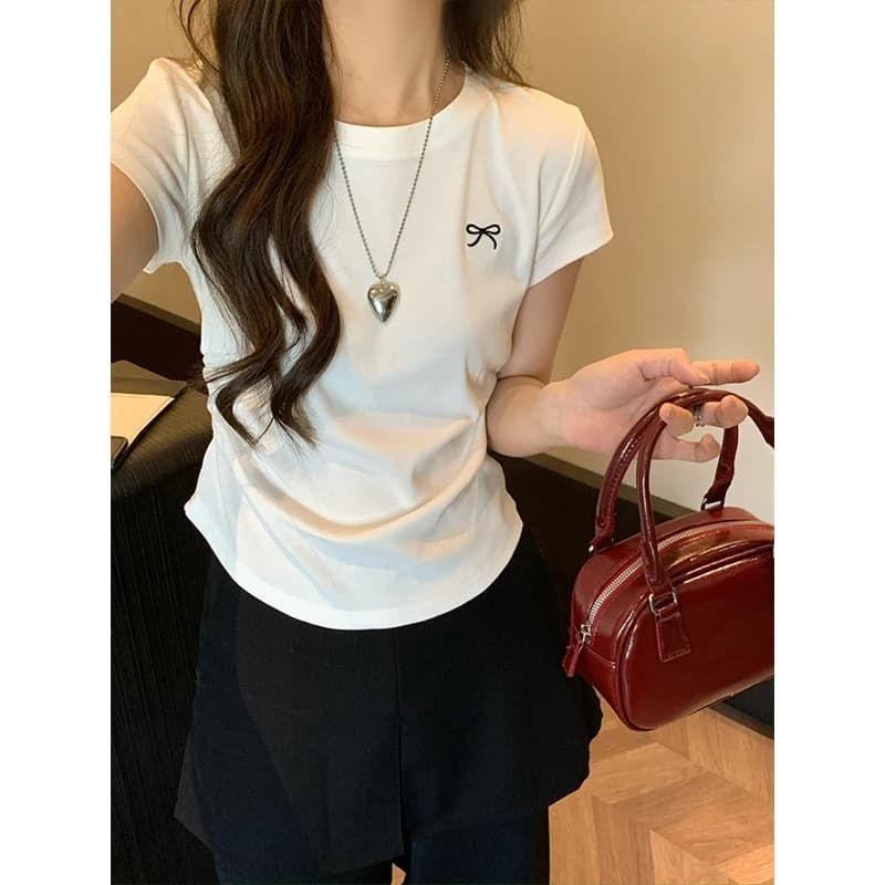 

Женская летняя футболка петит серая с вышивкой и бантом: Приталенный крой, Прямое плечо, Сладкий и пикантный топ с коротким рукавом Extra Large белый