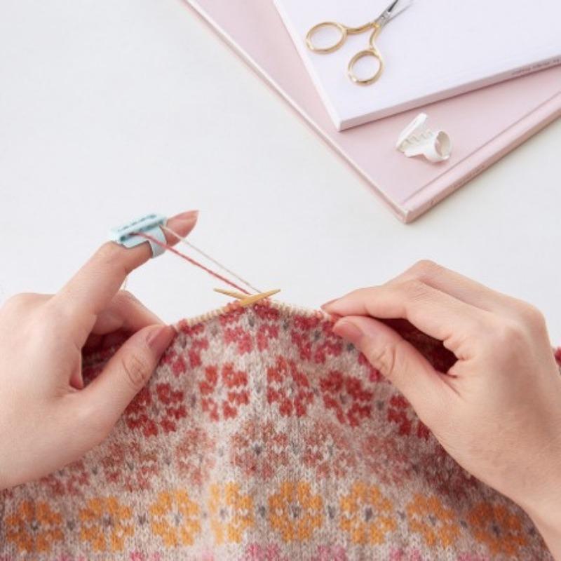 2Pcs/Set Finger Splitter Knitting Thimble Crafts Ring Type Knitting Tools Finger Wear Yarn Spring Guides Plastic Needle Thimble