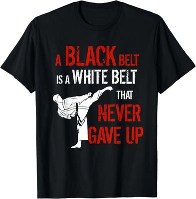 Ein Schwarzgurt ist ein Weißgurt, der nie aufgegeben hat Karate Geschenk Unisex T-Shirt