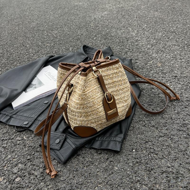 New Retro Contrasting Color Versatile Small Bag for Women's Beach Vacation and Leisure, Woven Straw Bucket Bag, Crossbody Bag