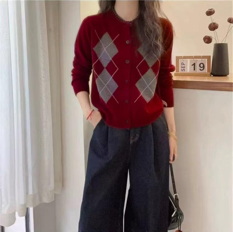 Retro Diamond Pattern Cashmere Cardigan - Women's Autumn/Winter Wool Knit, Age-Defying, Round Neck, Cozy.