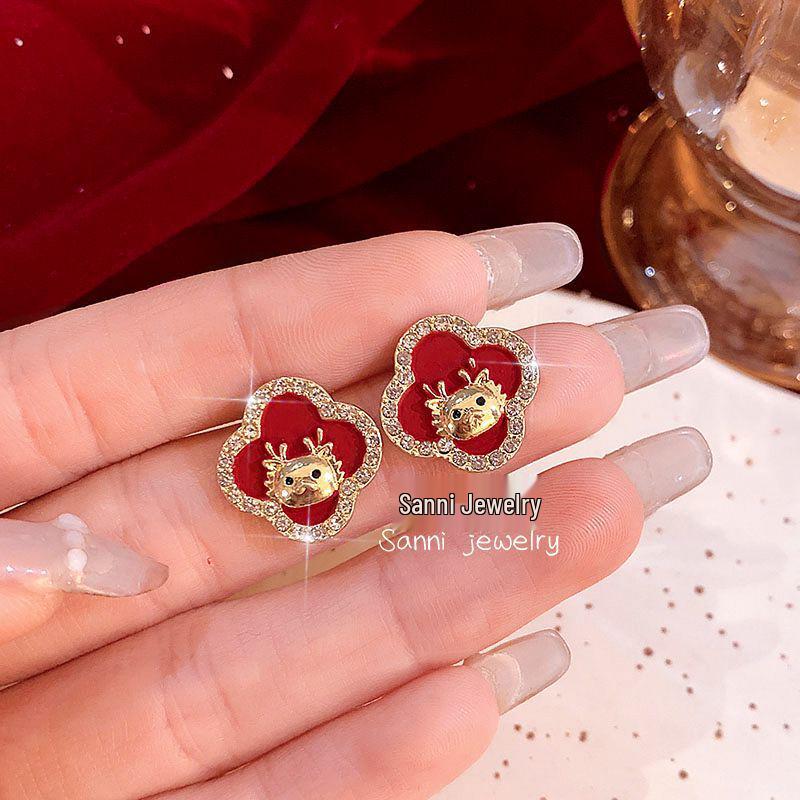 2025 Retro-Inspired Imitation Pearl Earrings: Niche Light Luxury Ear Studs & Pendants