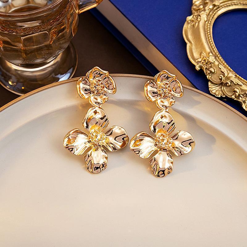 Exaggerated 3D Flower Pearl Earrings: Light Luxury, High-End Metal Style Studs