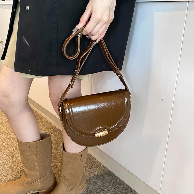Korean niche underarm bag women's 2025 autumn and winter new trendy retro saddle bag premium foreign messenger bag bag