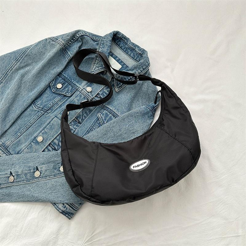 Chic Dumpling Shape Crossbody Bag For Women With Trendy Stitching Details чёрный