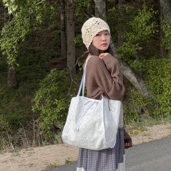 Daisy Lace Bobo Ribbon Shoulder Bag _ [White Edition]