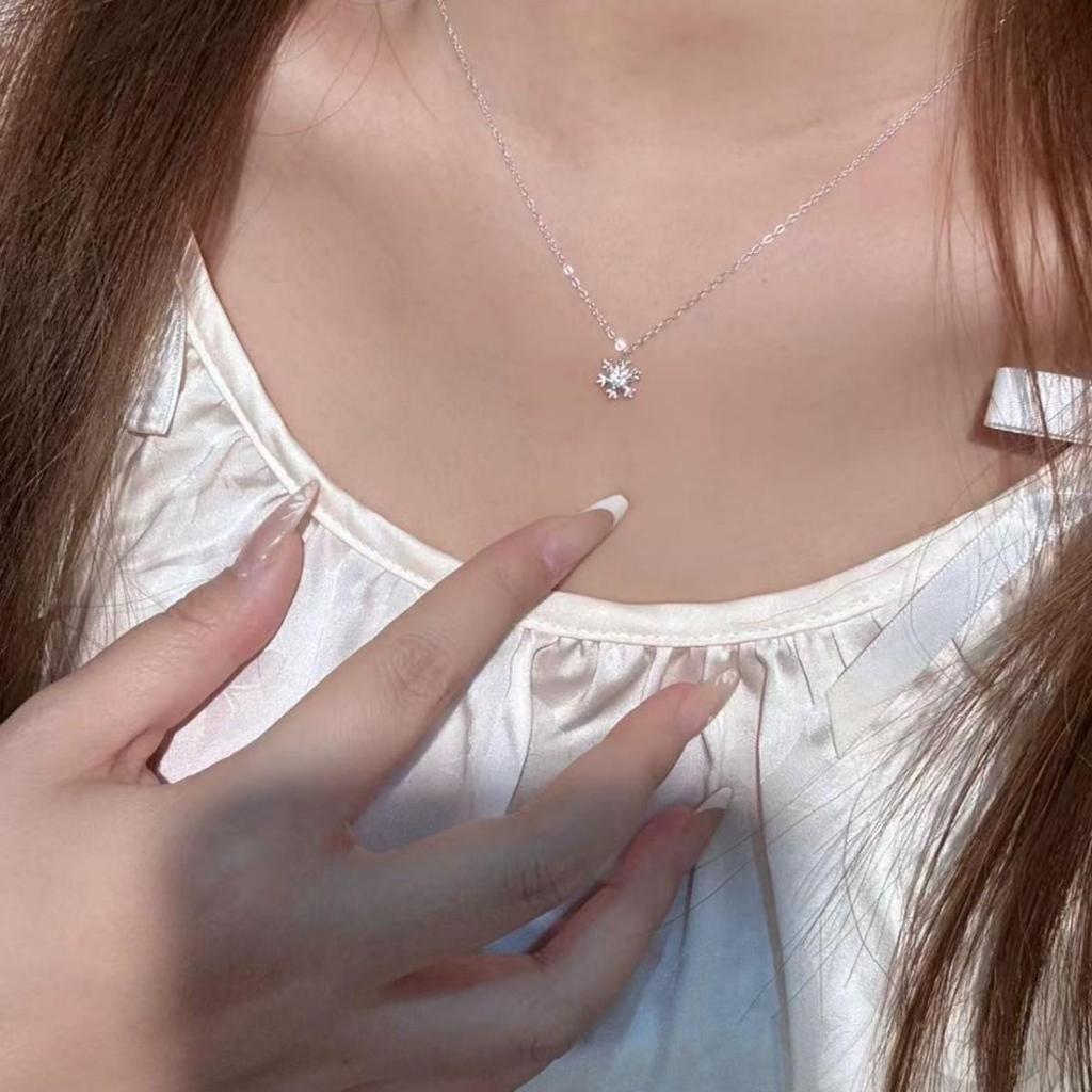 Gold-Plated Nickel Silver Snowflake Necklace for Women - Elegant Design with High-End Feel