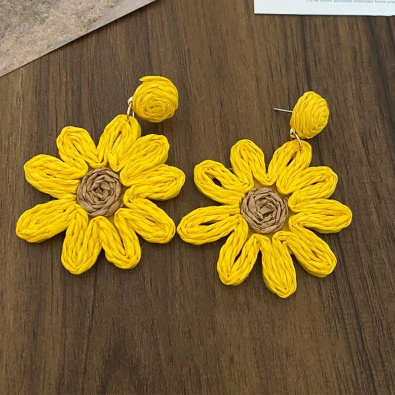 Boho Raffia Daisy Drop Earrings Handmade Woven Flower Dangle Earrings Summer Statement Jewelry for Women Beach Vacation Wear