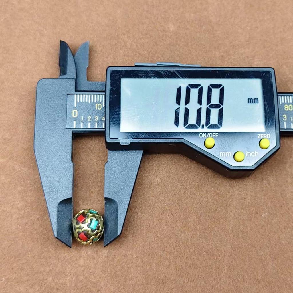 Nepalski Ręcznie Robiony Naszyjnik z Sześciosylabową Mantrą z Mosiężnymi Inkrustowanymi Koralikami