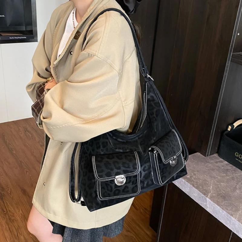 Casual Commuter Large Capacity Suede Pillow Bag Single Shoulder Crossbody Bag Vintage Style Polyester Lining Zipper Closure