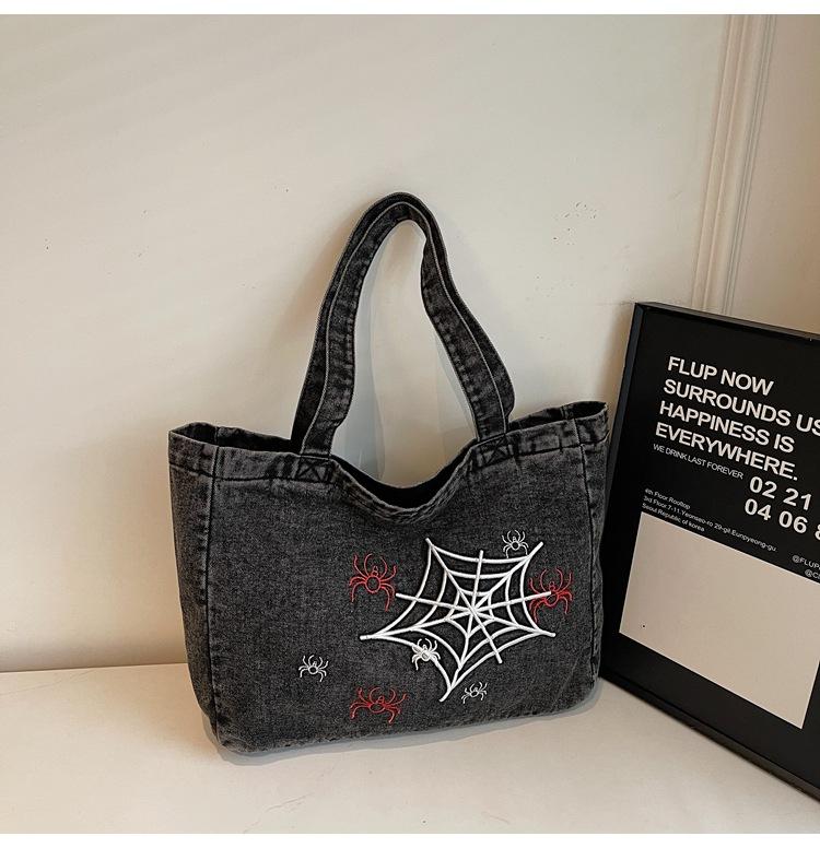 

Vintage Gothic Anime Spider Web Printed Denim Bag Casual Commuter Large Capacity Shoulder Oblique Span Bag чорний