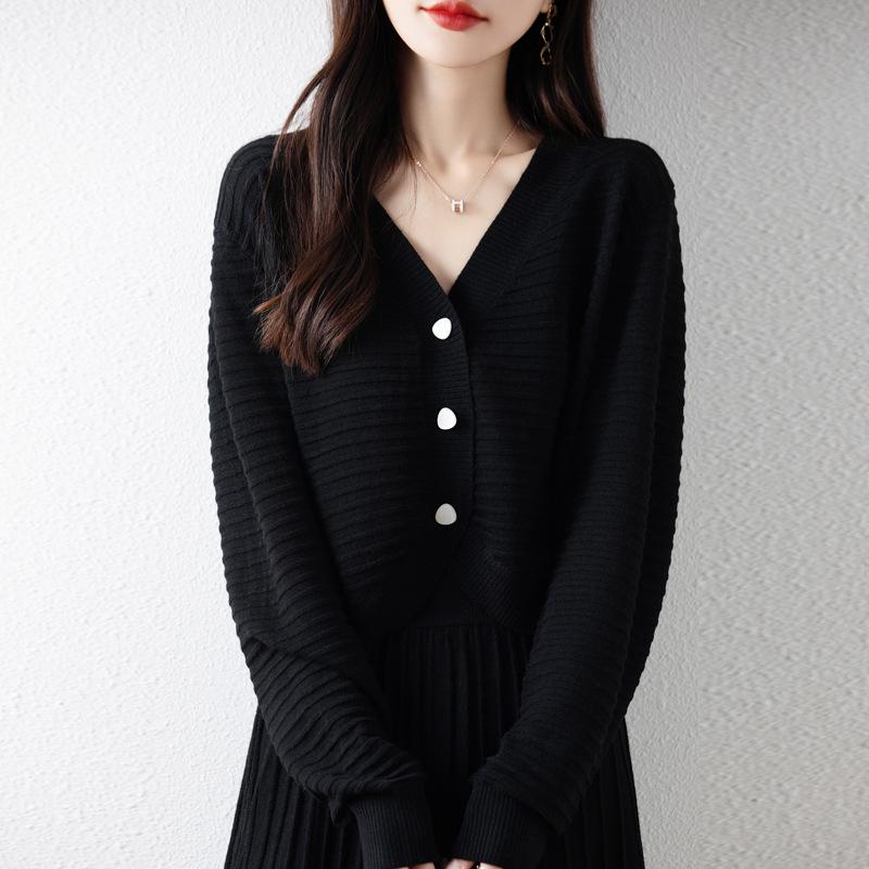 Elegant Arc Wool V-Neck Loose Cardigan Sweater - Fashionable High-End Style for Spring, Autumn, and Winter 2024.