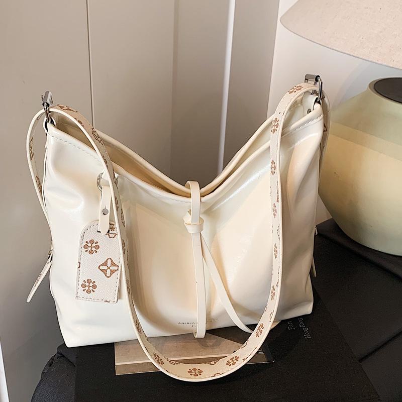 This year's popular bag women's large capacity 2025 new fashion casual shoulder messenger bag versatile commuter tote bag