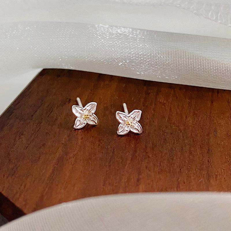 Small Daisy Earrings Flowers Small Fresh Earrings Small Japanese Sweet and Cute Earrings
