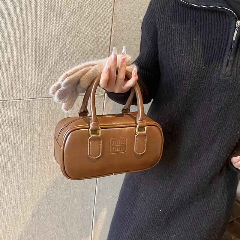 Premium sense retro small bag women 2025 new autumn and winter popular versatile messenger bag super fire portable bowling bag