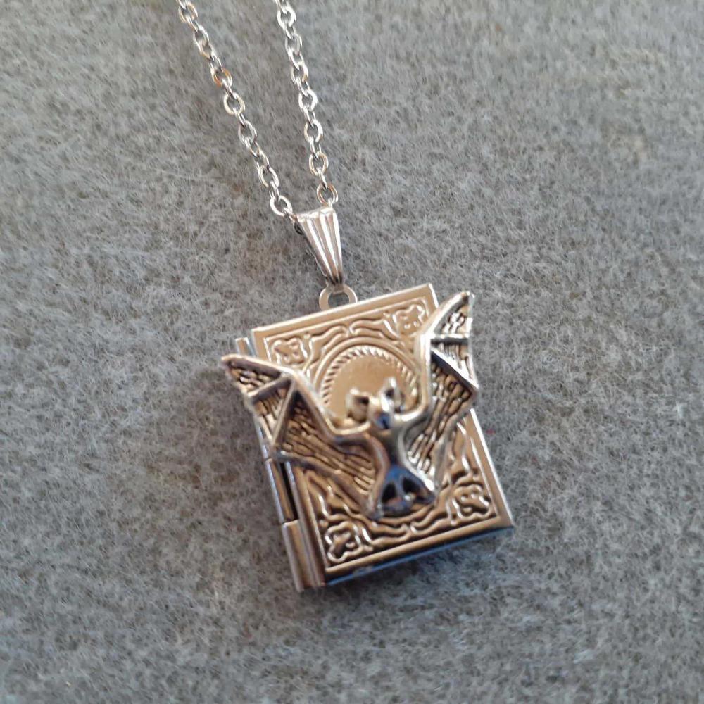 Gothic Punk Sliver Color Stereo Relief Bat Book Pendant Necklace for Men Women Halloween Party Vampire Witch Jewelry Accessory