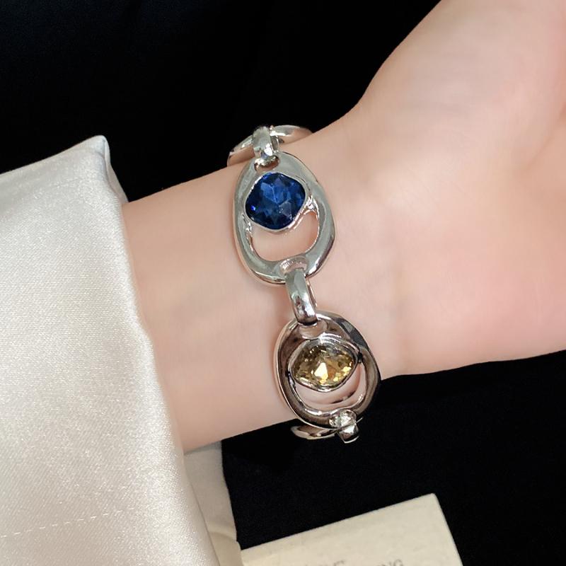 Stylish Women's Silver Bracelet Oval Link Vintage Style Chic Jewelry Ideal for Gifting