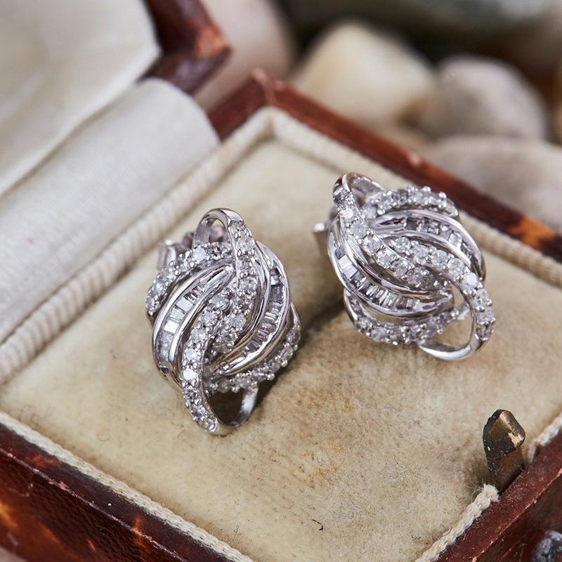 Геометрические витые серьги-гвоздики с цирконием Cao Shi - Блестящий модный аксессуар