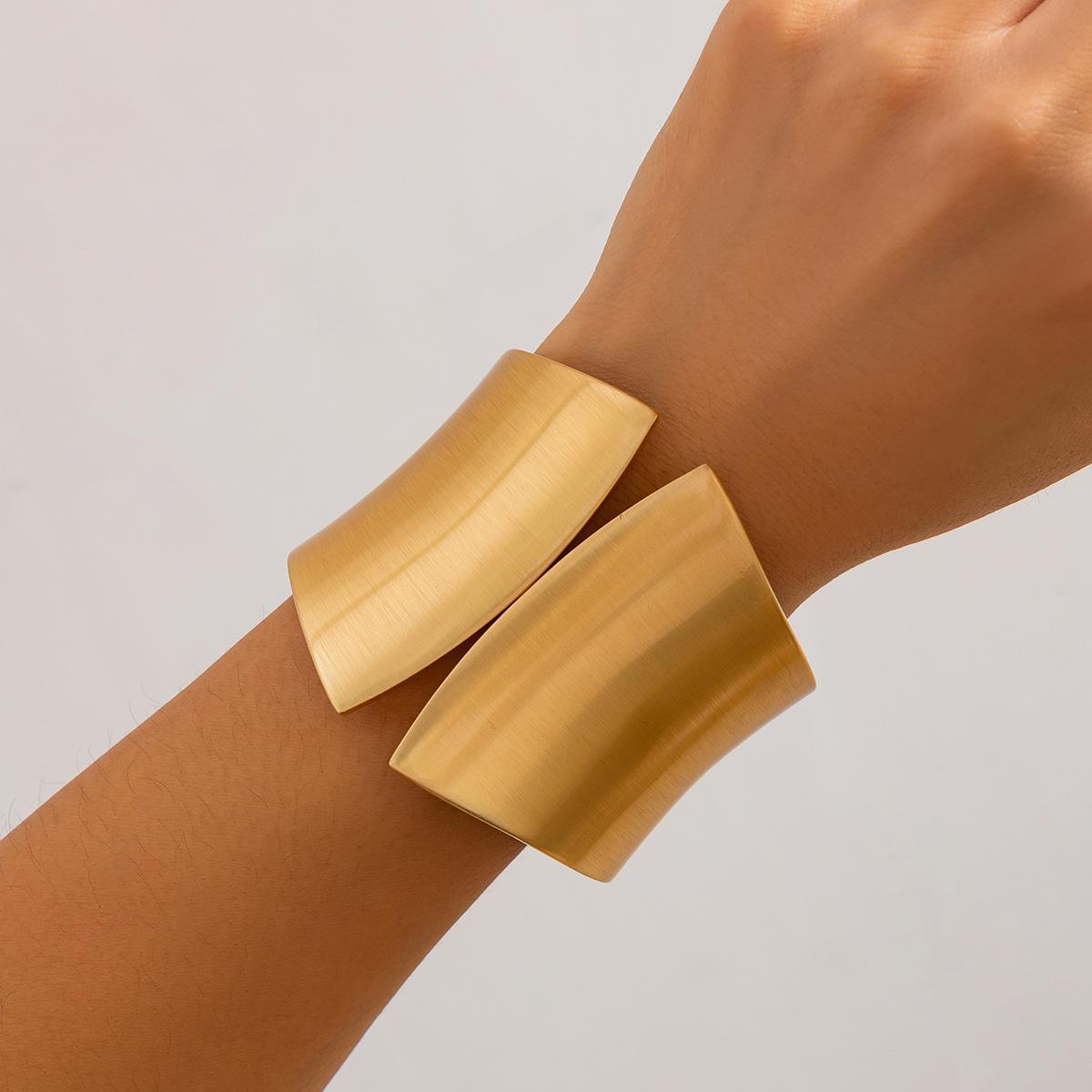 

Набір особистих браслетів із європейського та американського жирного нерегулярного гладкого металу, широка версія.