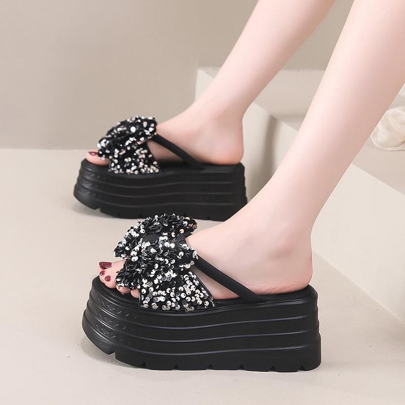 Новий жіночий верхній одяг на товстій підошві з паєтками, літня мода, нові модні пляжні прохолодні шльопанці з круглим носком