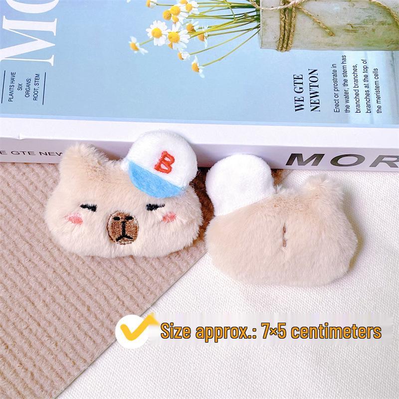 

Плюшевый брелок-капибара в бейсболке - милая кукла-аксессуар для украшения сумки