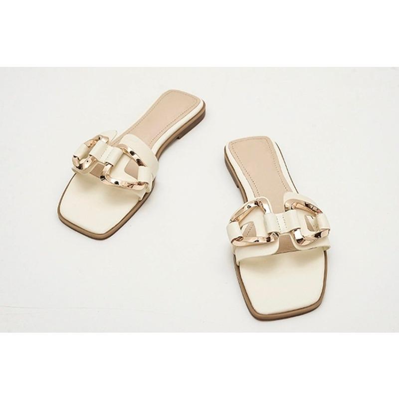 Módní nový styl Módní dámské pantofle Čtvercová špička Řetízkové pantofle Ploché nazouvací sandály Plážové žabky Kovová dekorace Ležérní obuv